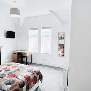 Apartment Large In Modern House Near, Nottingham
