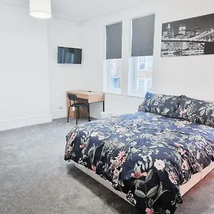 Apartment Spacious In Modern House Near, Nottingham